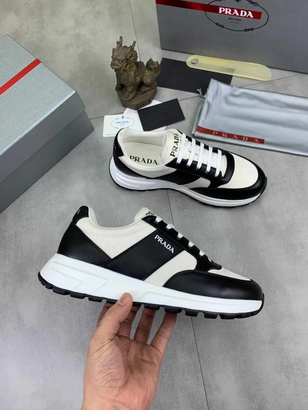 Men's men's shoes P560💰 [Real Price] Popular models are on the official website, 🆘 Trendy brand (Prada) mainly promotes popular models, avant-garde and versatile fashionable men's shoes private version mold opening, cowhide surface splicing 1:1.. Stylish and simple, original imported cowhide lining cowhide feet; the atmosphere and personality are more fashionable, eye-catching and pursuing class. It will subvert the old ideas and be a must-have for fashionistas who want to spend time with you! Must keep it! Tall and comfortable, large and low, high-end quality workmanship. Code number: 38-44 (45 customized) 2️⃣ optional.